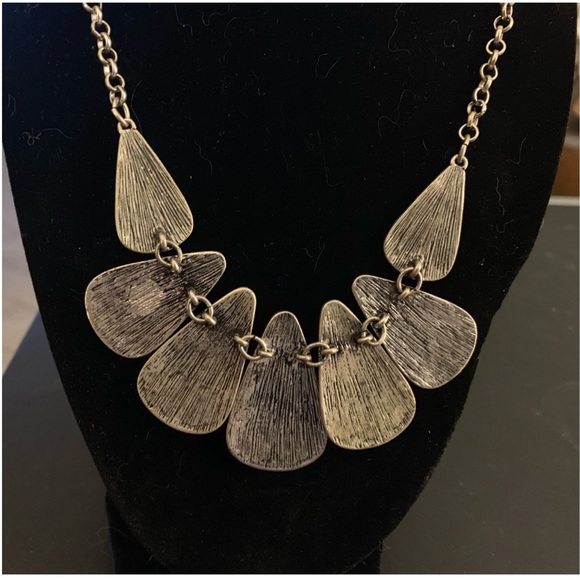 🎁 5/$35 Unknown Brand || Metal Statement Necklace - Picture 3 of 5